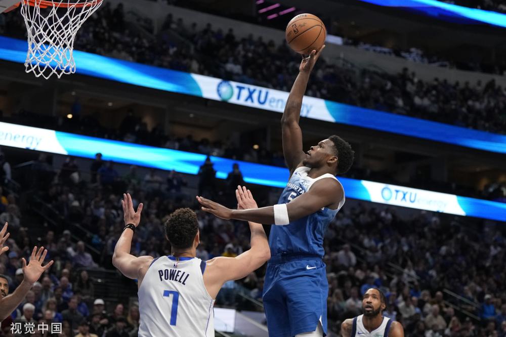 凝神地观察 凝神地观察